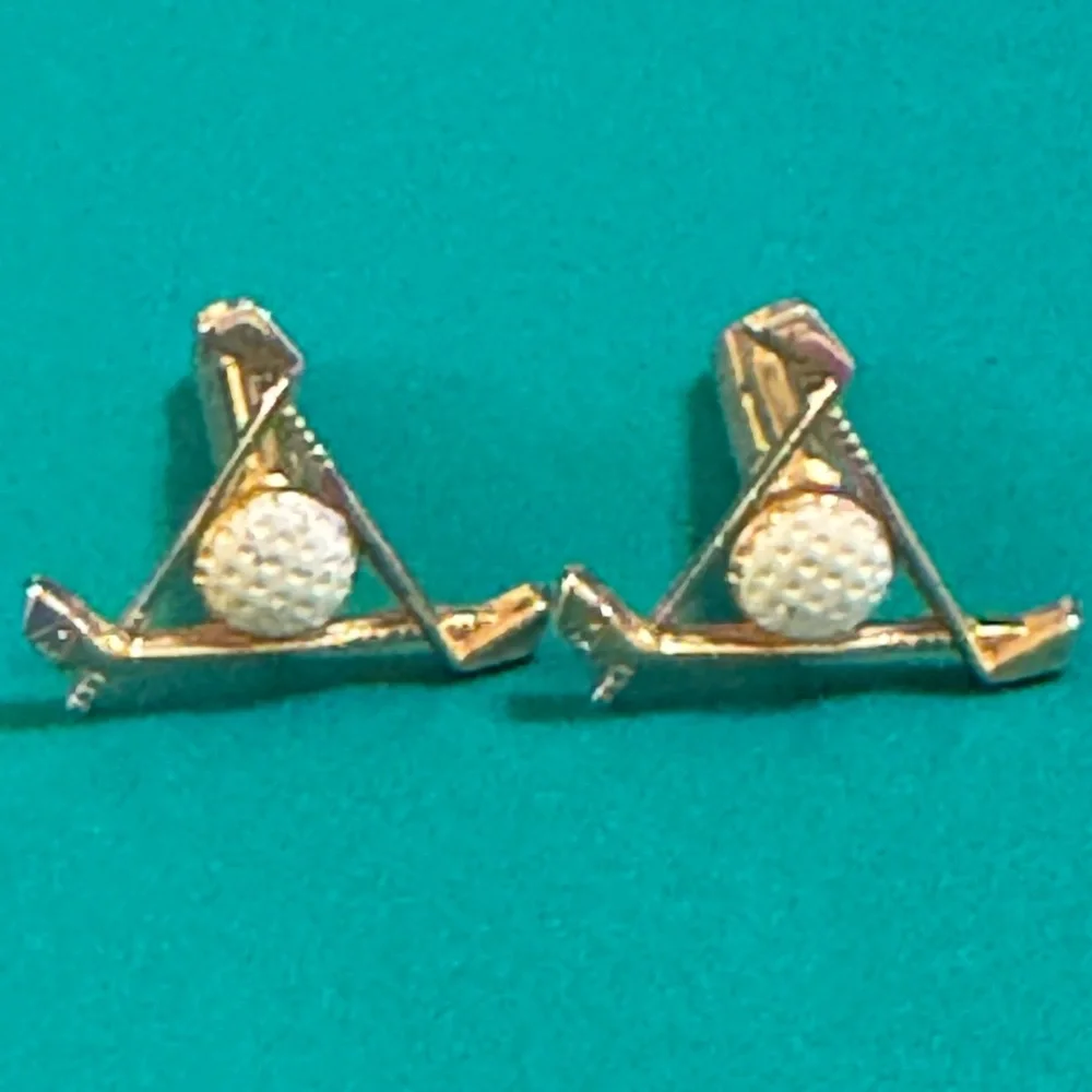VTG 1960s Swank gold tone triangle crossed golf clubs w/white golf ball center